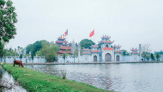 Chùa xưa soi bóng Hồng Hà