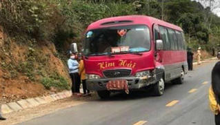 Đối đầu xe khách, ba người trong gia đình tử vong thương tâm