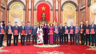 Phong hàm và thăng hàm Đại sứ cho 14 cán bộ ngoại giao