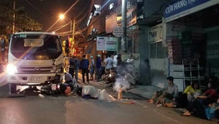 Xe máy chở 3 tông trực diện vào xe tải, 3 người thương vong