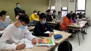 Học sinh nghỉ học tránh dịch: Tranh luận chưa hồi kết