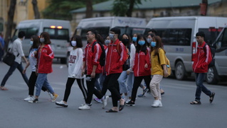 Học sinh háo hức, cha mẹ âu lo ngày đầu đi học lại 