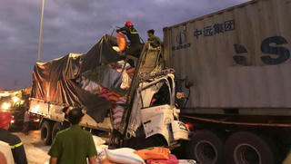 Tông vào đuôi xe container, đầu xe tải biến dạng, 3 người tử vong