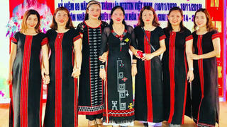 Tự hào tà áo dài