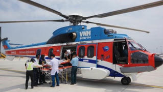 Dùng trực thăng đưa 2 bệnh nhân từ huyện đảo Trường Sa về đất liền