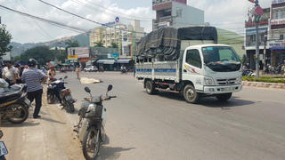Ngã ra đường bị xe phía sau tông tử vong