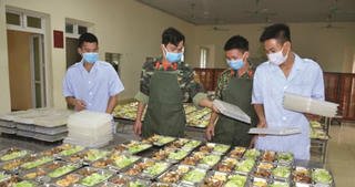 Khi bàn tay trao tặng đóa hồng