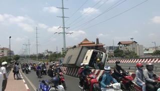 Xe tải mất lái tông vào dải phân cách, 1 người bị thương