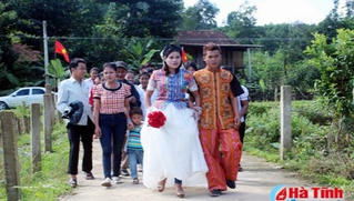 Phá bỏ dần hôn nhân cận huyết ở bản Rào Tre -Hương Khê, Hà Tĩnh.