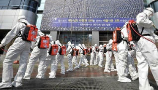 Cô gái nhiễm Covid-19 sau 10 phút tháo khẩu trang