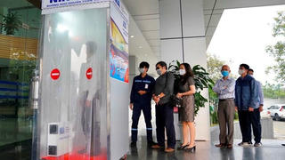 Sân bay Nội Bài đưa vào sử dụng buồng khử khuẩn toàn thân