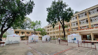 Hàng trăm người Hà Nội hồi hộp đi xét nghiệm nhanh Covid-19 trong 10 phút