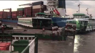 Tàu biển chở container đâm hỏng cầu phà Cát Lái