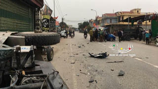 Ô tô va chạm với xe ba bánh, 3 người bị thương 