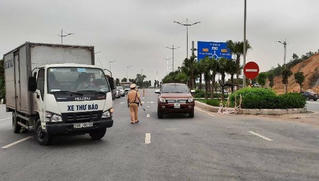 Một số tỉnh thành vẫn chống dịch kiểu “ngăn sông cấm chợ”: Mục đích tốt, nhưng cách làm sai luật?