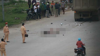 2 cô gái trẻ tử vong, 1 người nguy kịch sau va chạm với xe tải