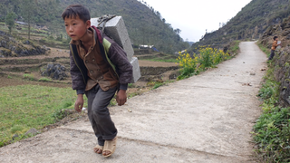 Xót xa cậu bé cõng gạch cả ngày kiếm hơn 10.000 đồng 