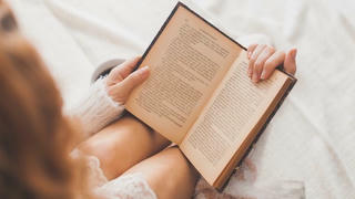 Lướt sách điện tử hay lật trang sách giấy?