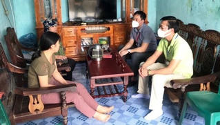 Góc nhìn pháp lý vụ cán bộ phường lăng mạ chị bán rau