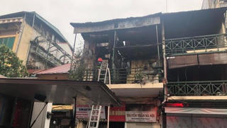 Lại cháy ngôi nhà trên phố Hàng Ngang