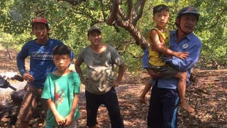 Tìm thấy hai bé sinh đôi trong chòi lá cách nhà khoảng 2km