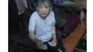 Clip bà dấm dúi cho tiền cháu 'đốn tim' cư dân mạng