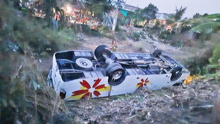 Lật xe khách, 7 người bị thương