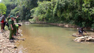 Vụ mẹ nghi ôm 3 con tự tử: Người thân nói gì?