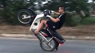 Phạt nam thanh niên không đội mũ bảo hiểm, “bốc đầu” xe hơn 4 triệu đồng