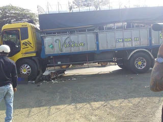 Xe tải cuốn xe máy vào gầm, 1 người tử vong