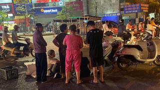 Bé trai 15 tháng tuổi tử vong dưới gầm xe bán tải ở Hà Nội