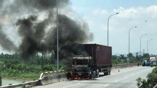 Xe container cháy ngùn ngụt giữa trưa