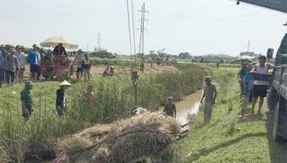 Xe chở lúa lật xuống mương, 1 người tử vong