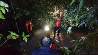 Tìm kiếm bé trai 4 tuổi mất tích khi tắm mưa