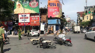 Xe Mercedes tông liên hoàn giữa phố Hà Nội, 2 người bị thương