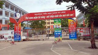 Học sinh lớp 4 bị bỏ quên trên xe ở Hà Nội