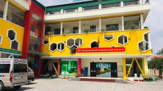 Buộc thôi việc hai cô giáo dùng dép đánh trẻ