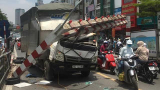 Xe tải đâm sập barie cầu vượt, tài xế may mắn thoát nạn