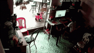 Thót tim khoảnh khắc 'bom nước' suýt rơi xuống đầu bé trai