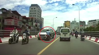 'Đấu đầu' ô tô tại Hà Nội, hai nam thanh niên trọng thương