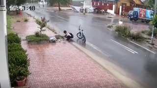 Hành động đẹp của cậu học trò dưới mưa