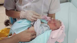 Chưa có người thân đến thăm hỏi bé trai bị bỏ rơi dưới hố ga