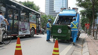 Hà Nội tăng cường kiểm tra, giám sát các xe vận chuyển rác sinh hoạt