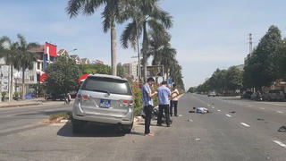 Xe biển xanh tông cô gái đi xe đạp điện