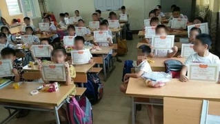 Hình ảnh gây tranh cãi nhất năm: Nam sinh lạc lõng vì không được giấy khen và tâm thư thầy giáo