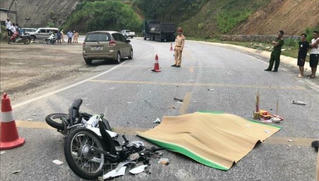 Người phụ nữ ngoại quốc tử vong sau va chạm với xe đầu kéo