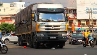 Hai mẹ con bị cuốn vào gầm xe tải tử vong