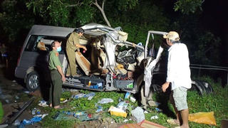 Xe khách đâm trực diện xe tải giữa đêm, 8 người tử vong