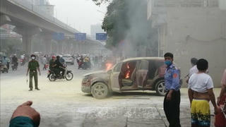 Ô tô chuẩn bị đổ xăng bất ngờ bốc cháy 