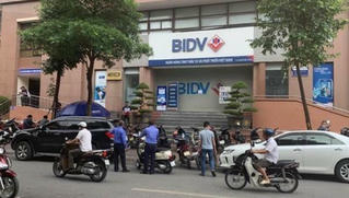 Táo tợn dùng súng cướp ngân hàng giữa ban ngày